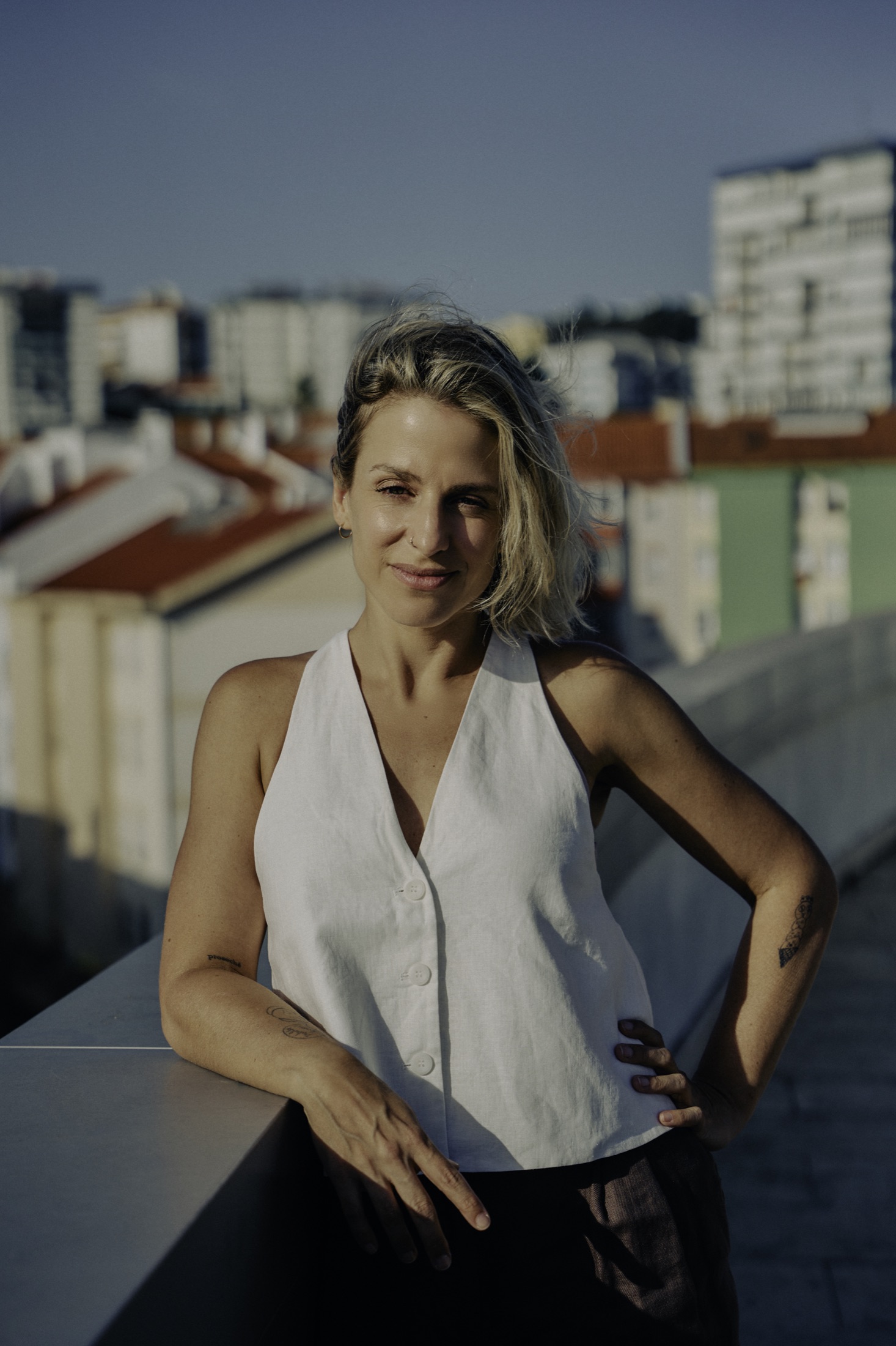 Joana Gama num terraço em Lisboa